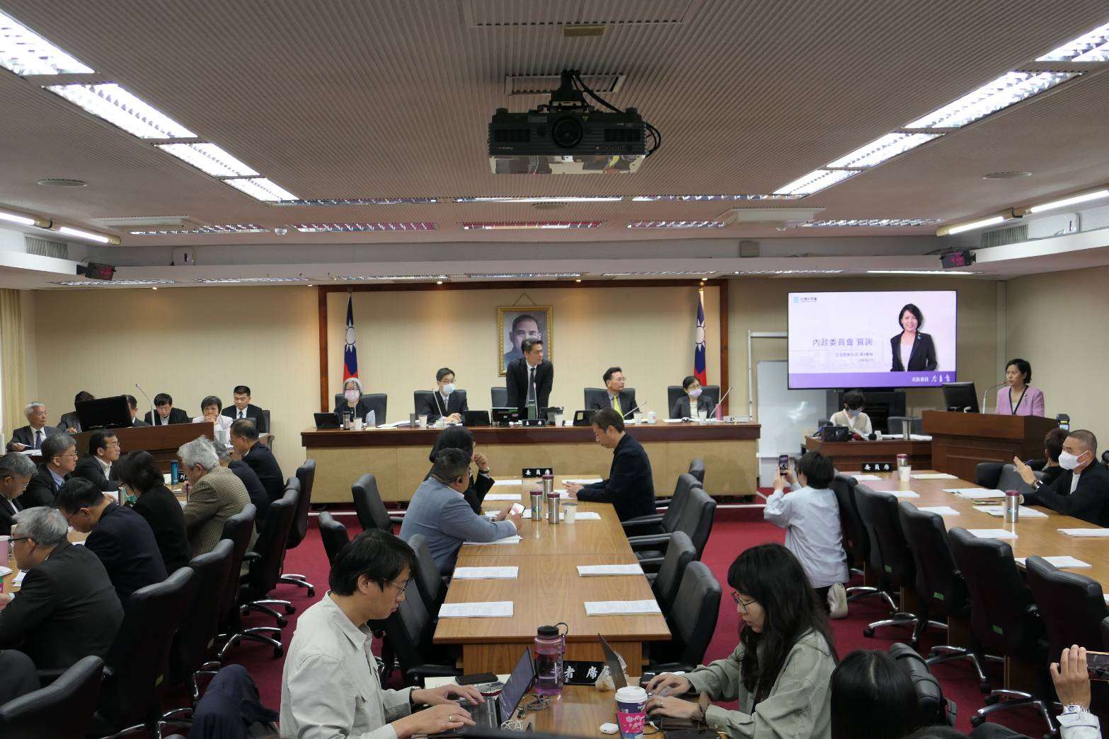 國籍爭議尚未解決的民眾黨立委李貞秀今天(16日)在立法院內政委員會質詢內政部長劉世芳，劉世芳等官員並未上台備詢。(趙婉淳 攝)