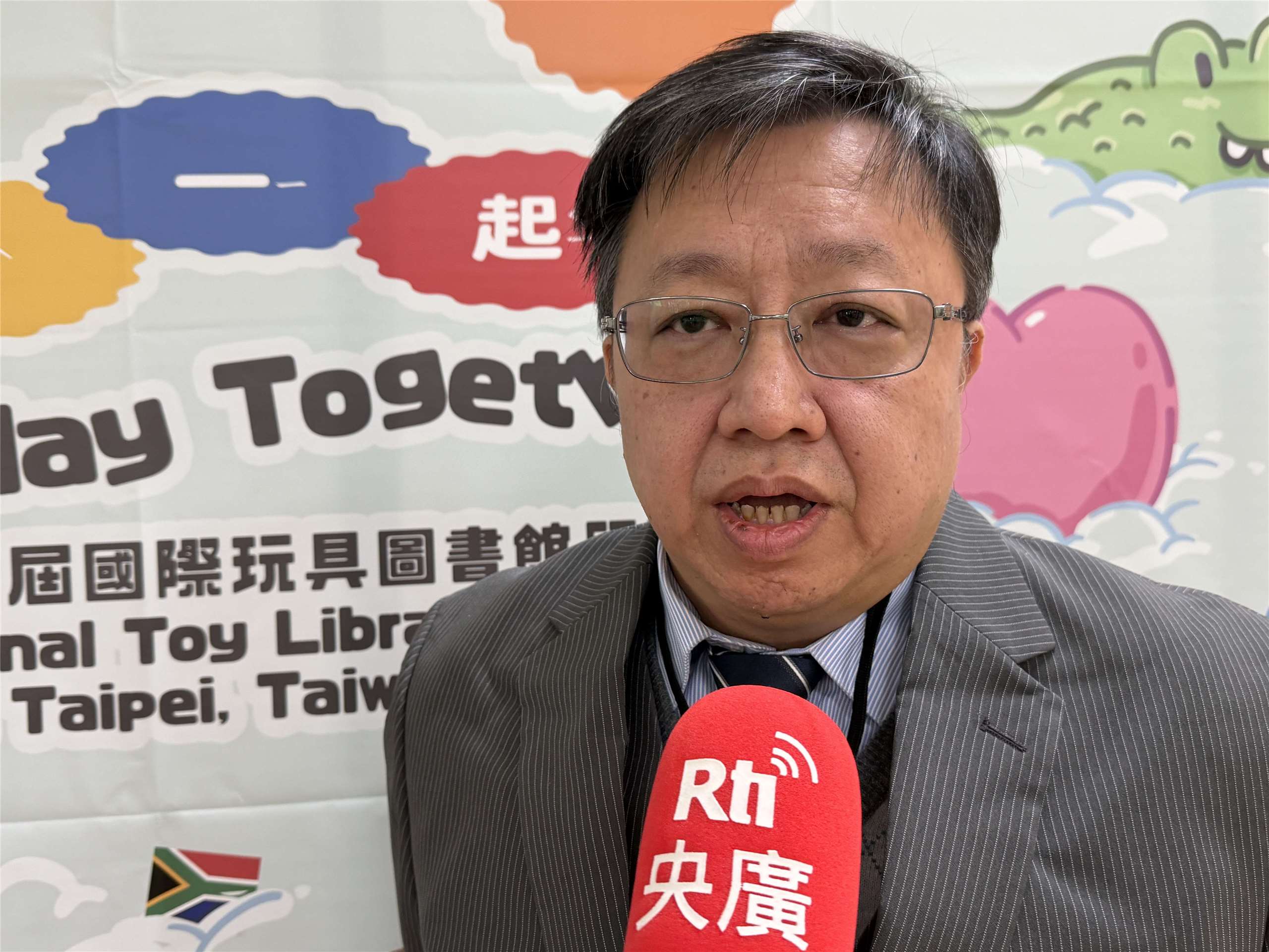 「中華民國遊戲協會」理事長林君英受訪說明能夠成功以正式國名主辦「第17屆國際玩具圖書館研討會」的幕後故事。(吳琍君攝)