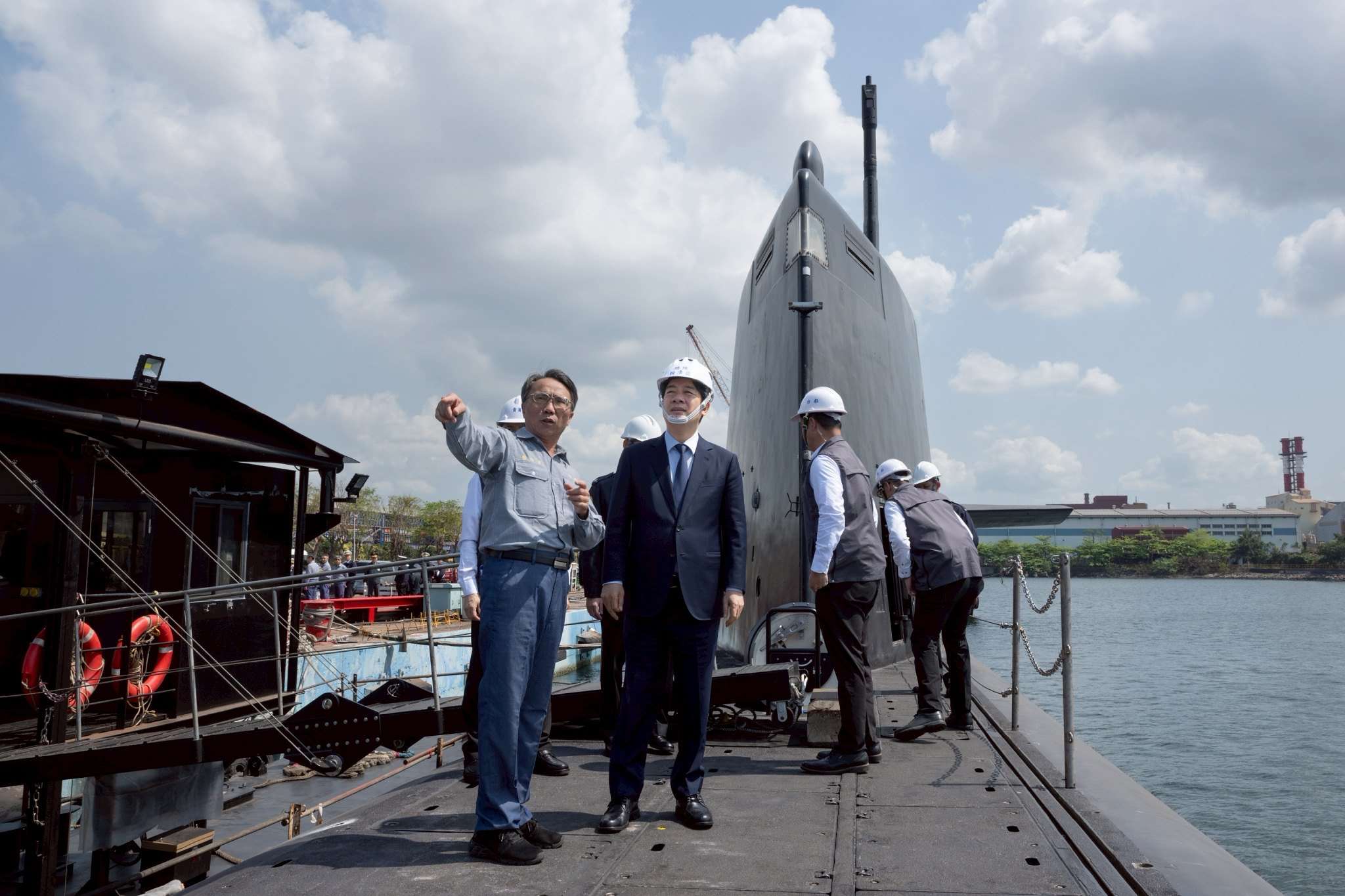 總統賴清德19日前往高雄，登艦視導海龍軍艦。 (圖:總統府)