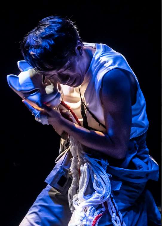 施冬麟獨腳戲《籠子裡的白狐》主角與白狐