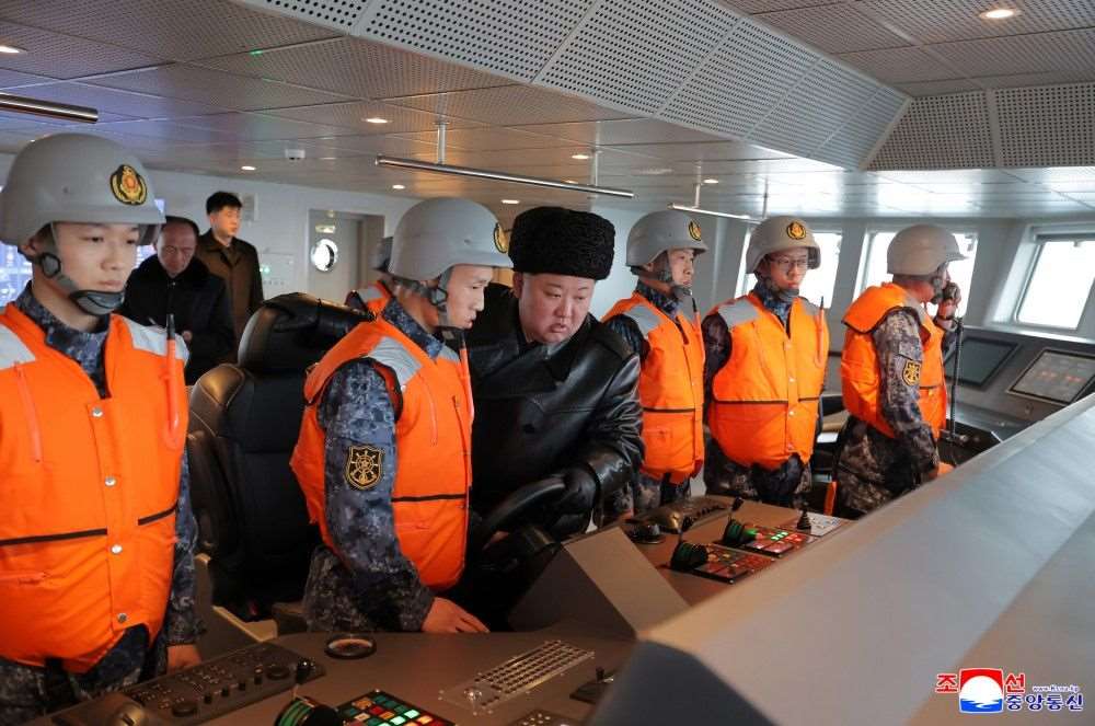 北韓領導人金正恩連續2天視察即將服役的5000噸級新型驅逐艦「崔賢號」。 (圖:KCNA)