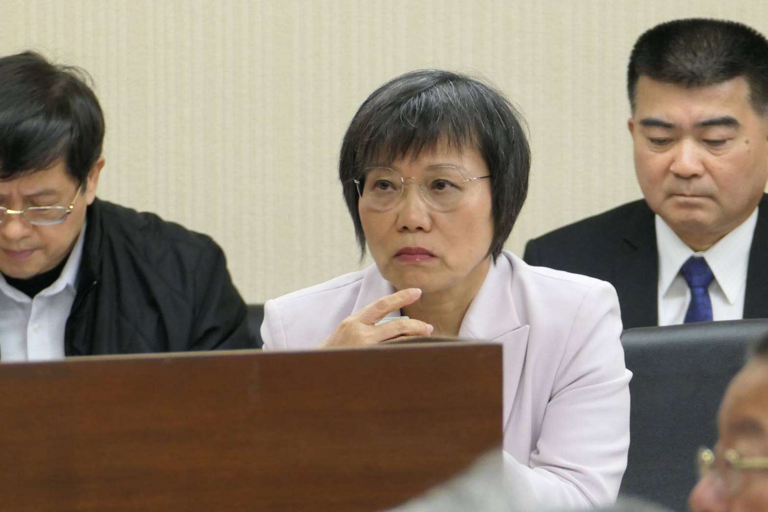 國籍爭議尚未解決的民眾黨立委李貞秀今天(16日)在立法院內政委員會質詢內政部長劉世芳，劉世芳等官員坐在台下並未上台備詢。(趙婉淳 攝)
