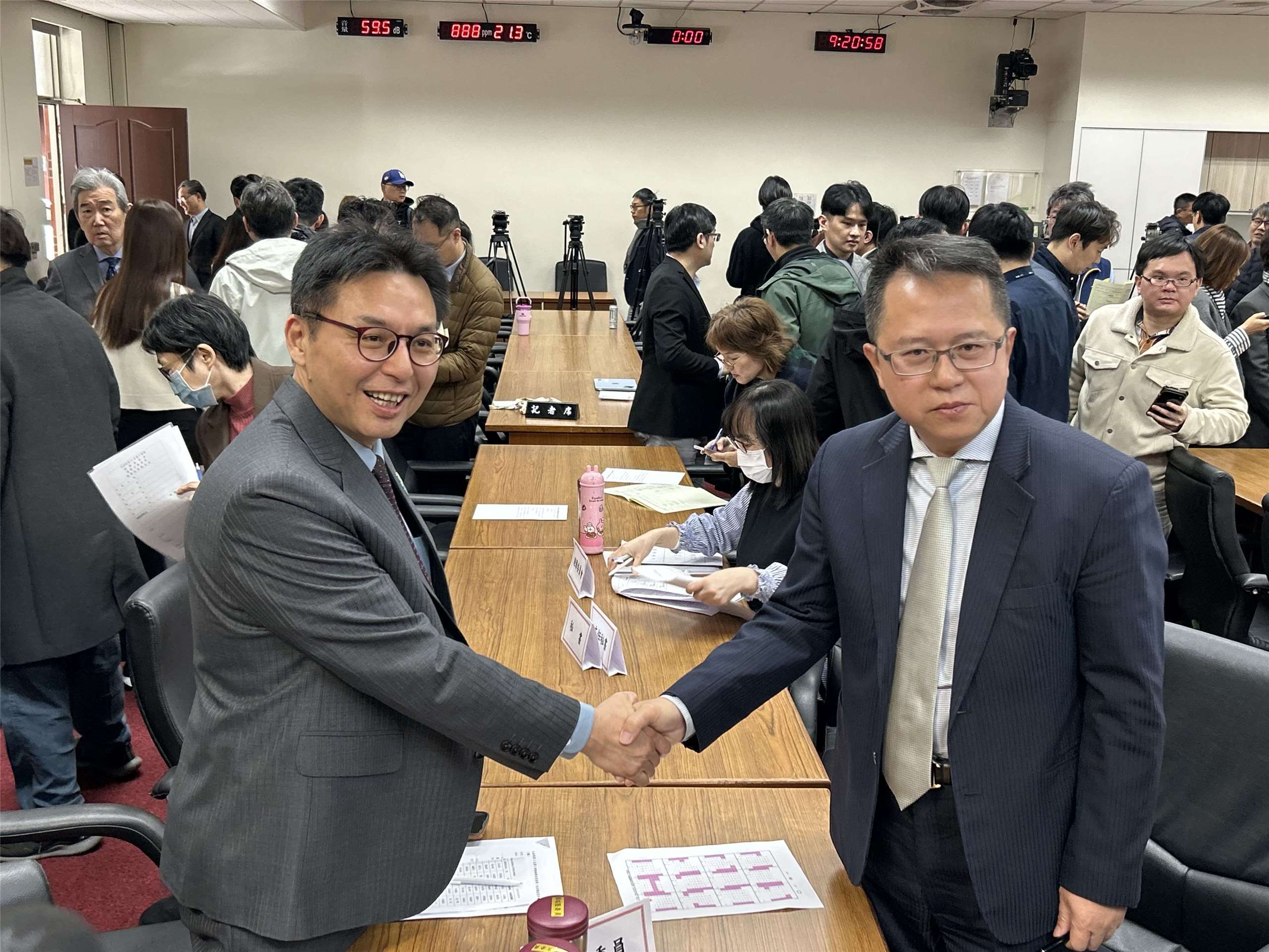 立法院今天(11日)舉行8個常設委員會召委選舉，均採推舉方式選出召委，國民黨團禮讓經濟委員會召委給民眾黨立委洪毓祥(左)。民進黨在經濟委員會推舉邱志偉(右)擔任召委。(趙婉淳 攝)
