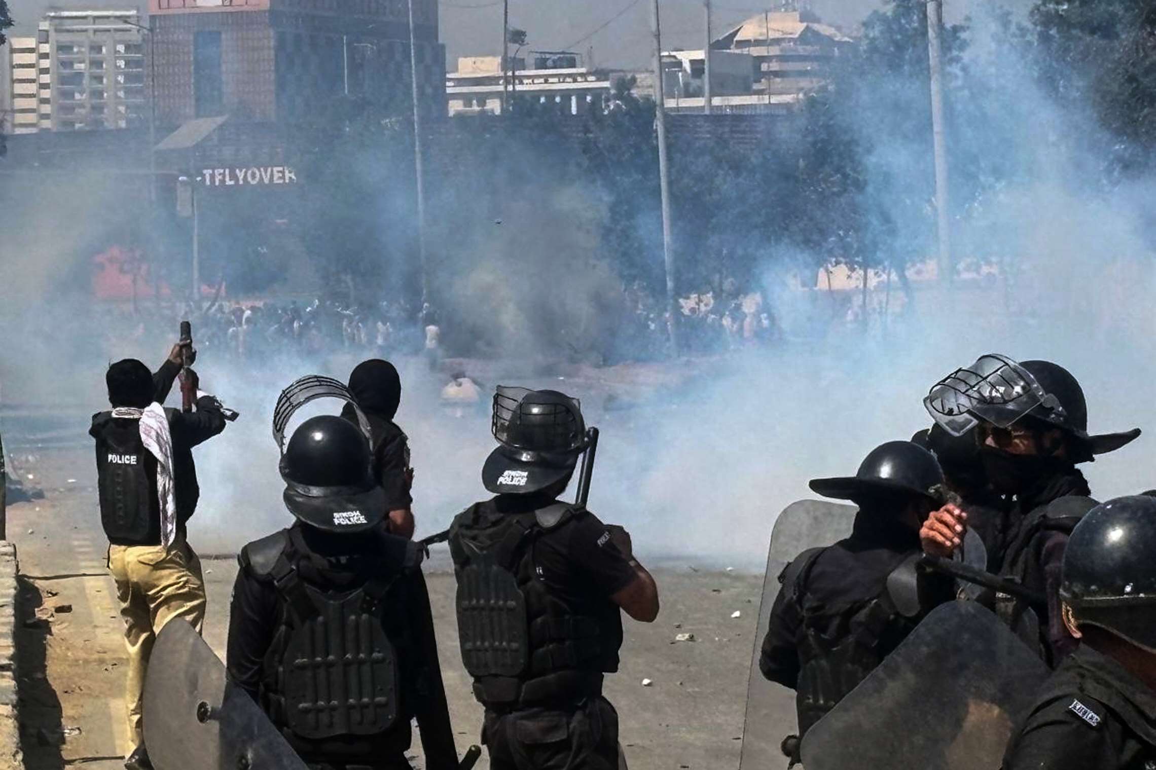 在巴基斯坦南部大城喀拉蚩(Karachi)，警方發射催淚彈驅散抗議伊朗最高領袖哈米尼遭殺害的什葉派穆斯林示威者。