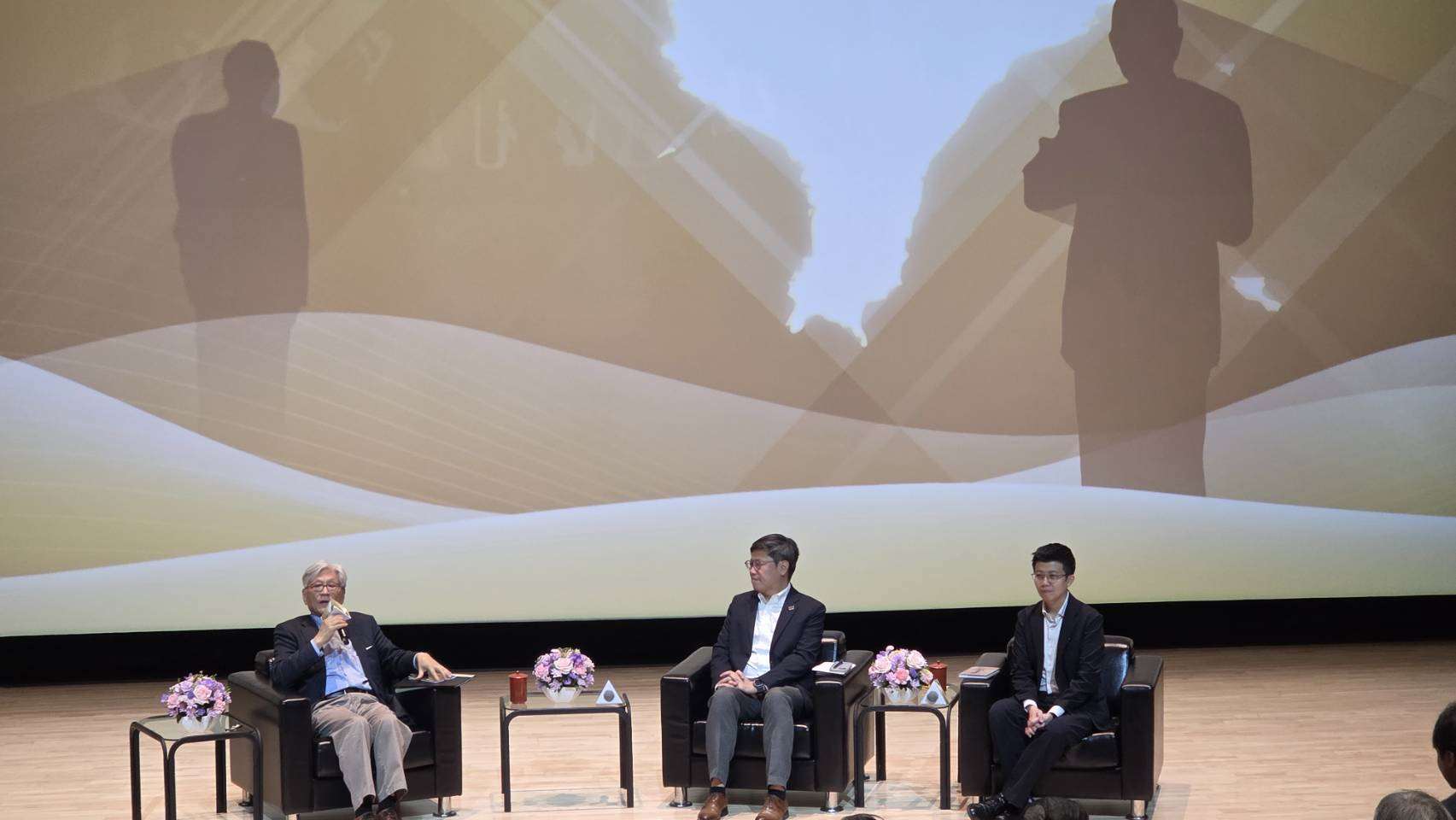 今年適逢台灣總統直選30週年，李登輝基金會與彭明敏基金會21日舉辦「鼎談會」 由詩人李敏勇(左)擔任主講與引談人，邀請野百合世代代表周奕成(中)與太陽花世代代表苗博雅(右)擔任與談 （劉玉秋攝）