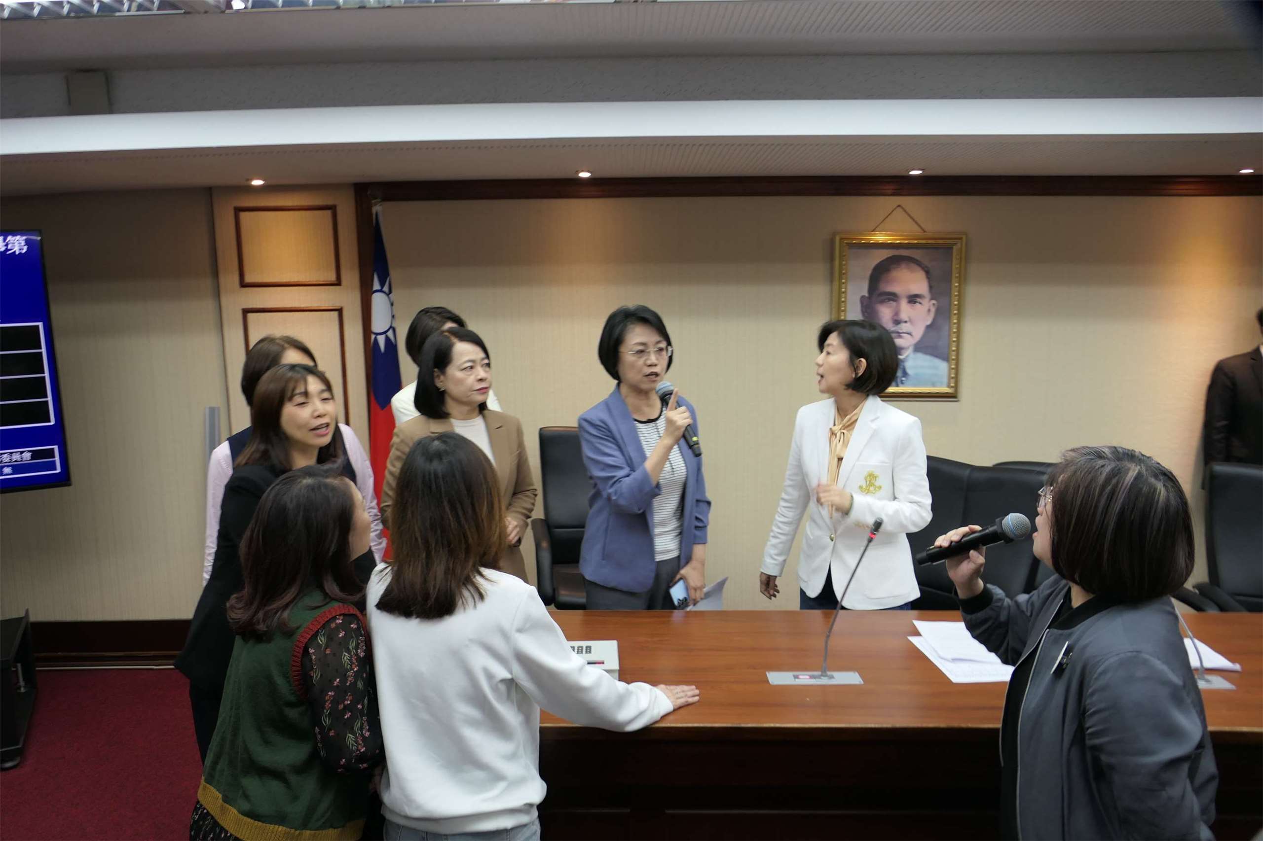 立法院程序委員會今天(17日)開會討論下次院會議程，在處理民眾黨團提案時，民進黨立委表達異議，會議主席、國民黨立委翁曉玲未表決，旋即裁示援例將議程草案提報院會處理，此舉引發民進黨立委抗議，痛批國民黨人數不足輸了就沒收表決。(趙婉淳 攝)