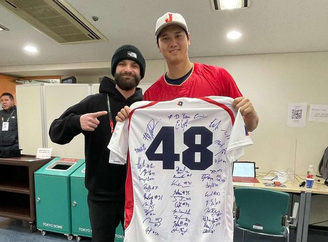 世界棒球經典賽捷克投手薩多里亞(左)在個人社群媒體上曬出與大谷翔平的合照。(IG@iamondrejsatoria)