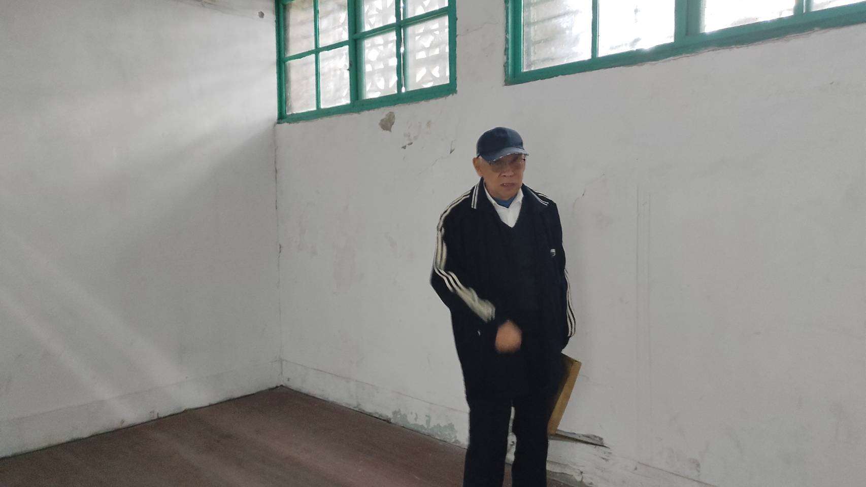 當時被關的房舍，旁邊緊鄰莊敬中學，陳大哥說最怕聽到學校的鐘聲和同學們的笑聲，相當無奈與痛苦