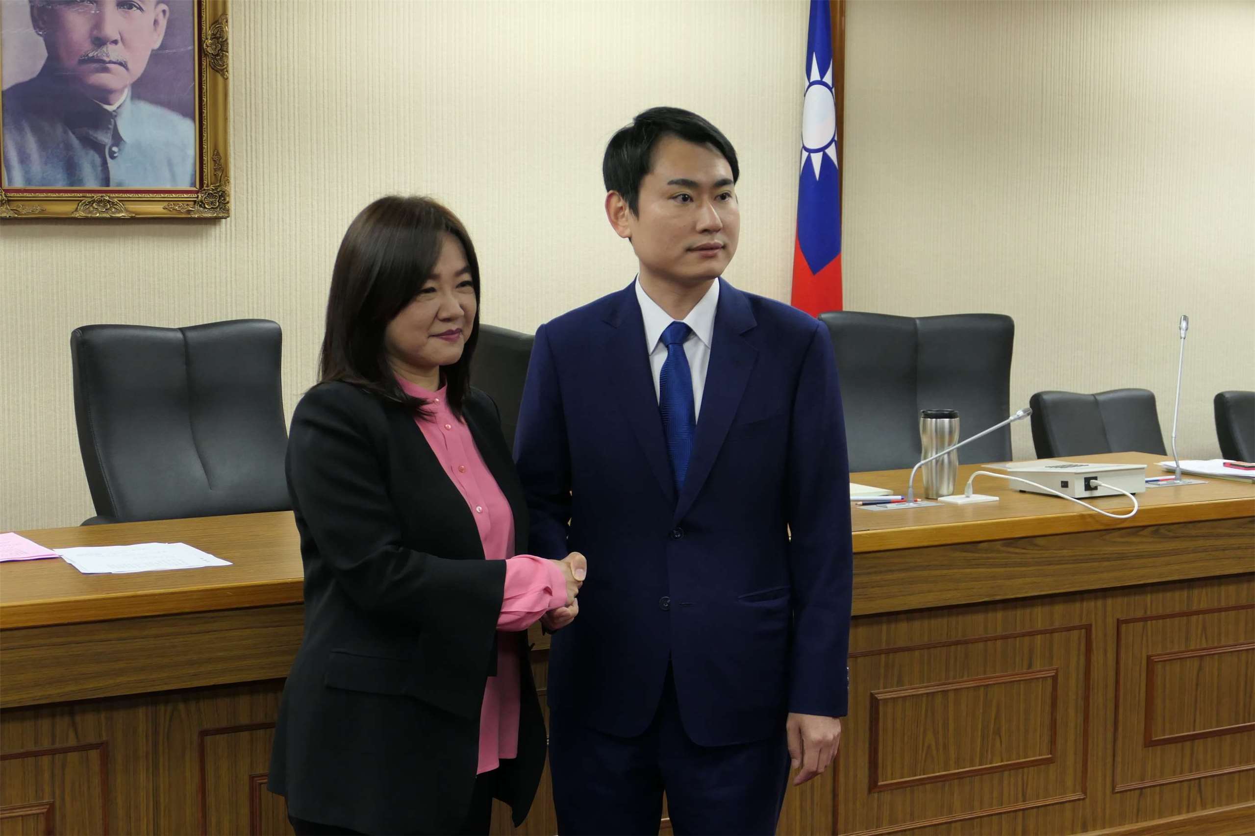 立法院今天(11日)舉行8個常設委員會召委選舉，經推舉，外交及國防委員會由民進黨立委陳冠廷(右)、國民黨立委馬文君(左)擔任召委。(趙婉淳 攝)