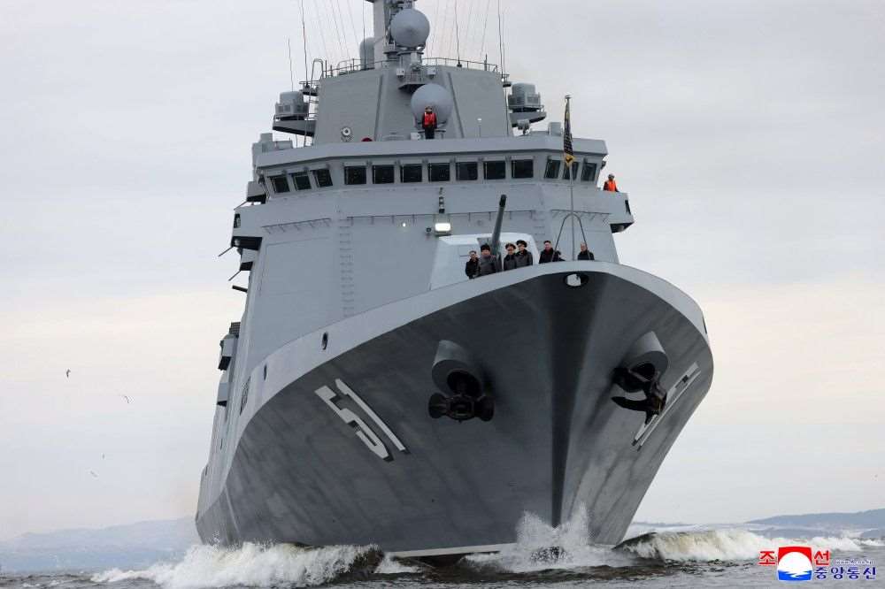 北韓領導人金正恩連續2天視察即將服役的5000噸級新型驅逐艦「崔賢號」。 (圖:KCNA)