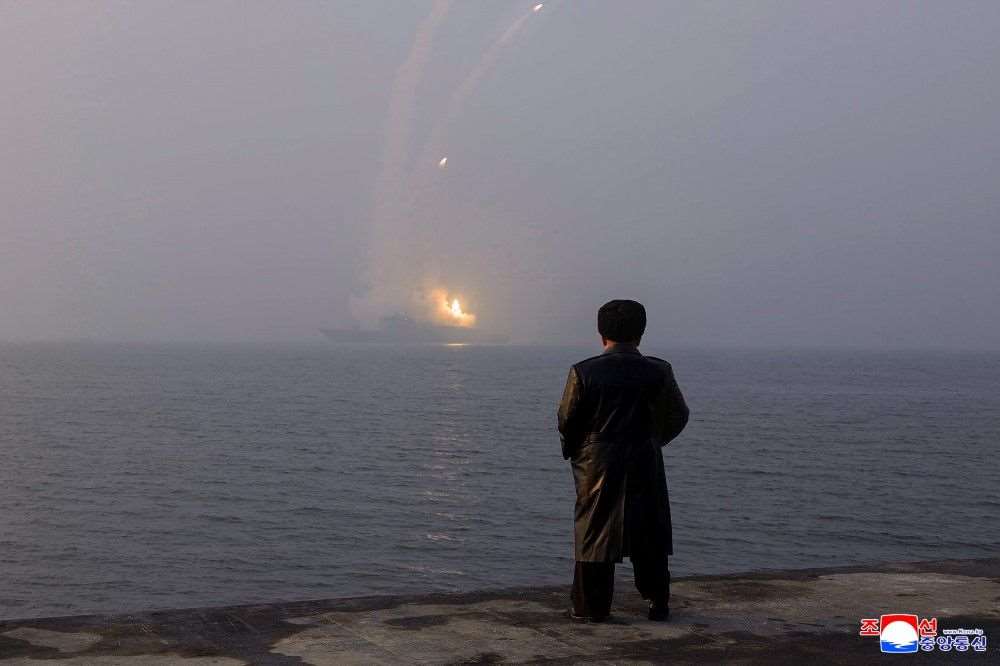 北韓領導人金正恩連續2天視察即將服役的5000噸級新型驅逐艦「崔賢號」。 (圖:KCNA)