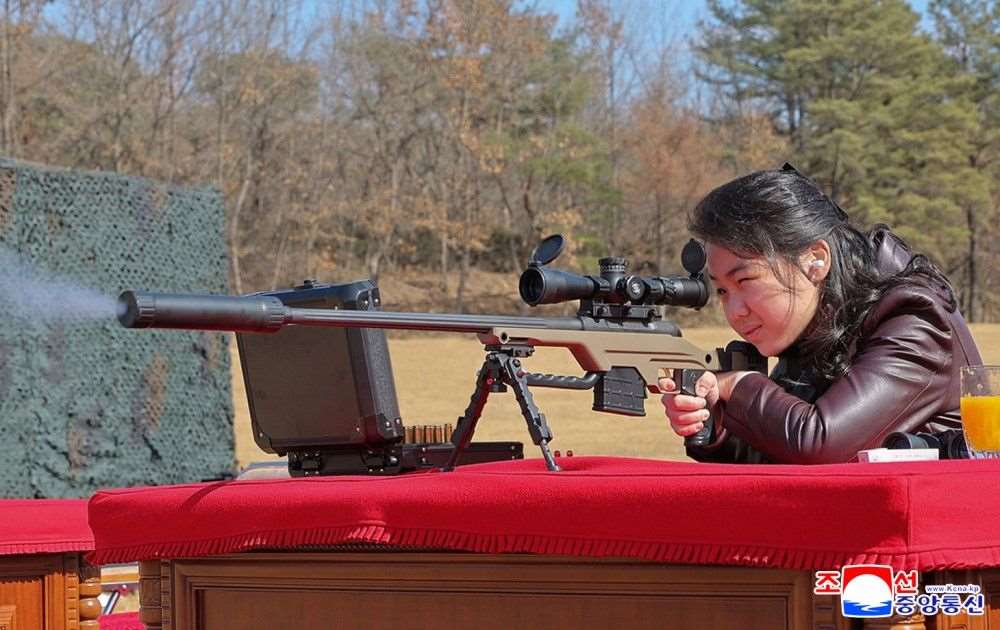 北韓官媒2月28日公布金主愛在射擊場射擊步槍的照片。 (圖:KCNA)