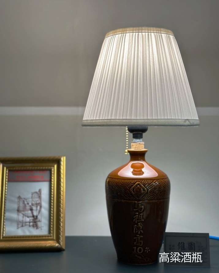 用高梁酒瓶改成的桌燈