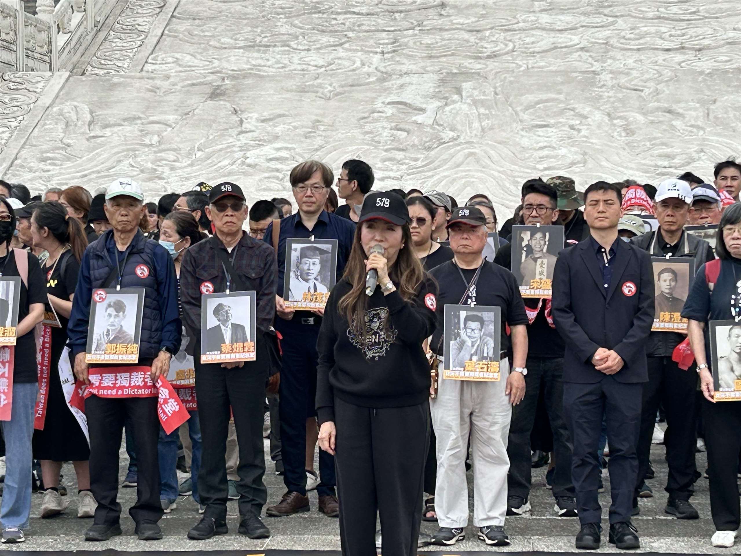 519行動組合及58個民間團體今天(5日)集結在中正紀念堂，發起「台灣不需要獨裁者紀念堂」行動，辜寬敏基金會董事長王美琇(前)致詞時呼籲關閉中正紀念堂堂體、拆除蔣介石銅像，並盡速將此空間轉型為民主廣場。(趙婉淳 攝)