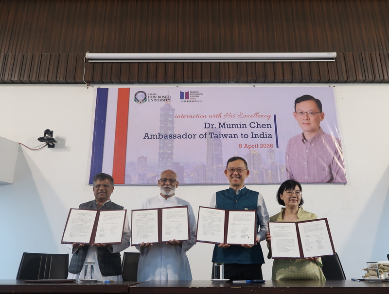 台灣與印度交流日益密切，駐印度代表陳牧民（右2）8日到阿薩姆邦訪問，提到台灣人熟知的「阿薩姆紅茶」，就是指1925年從阿薩姆傳入的茶，而駐印度代表處教育組也由組長賴碧姬（右1）代表，與當地學校續簽合作備忘錄，推動台灣、印度學校交流。（駐印度代表處教育組提供）