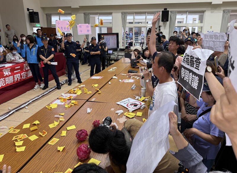 南投縣政府15日舉行垃圾處理中心二階環評範疇界定會議，名間鄉反焚化爐自救會、外縣市環團與民眾到場表達反對，會議過程一度發生激烈衝突，有民眾丟金紙、跳上桌與維持秩序的警方推擠。