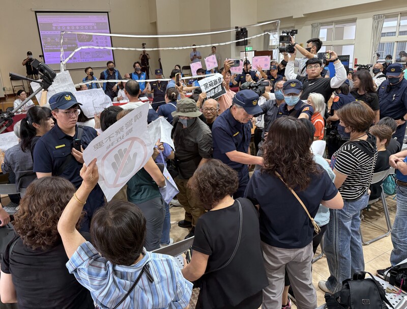 南投縣府擬在名間鄉新民村興建南投縣垃圾處理及再生能源中心，15日召開二階環評範疇界定會議，居民反對到場抗議，場面一度混亂。