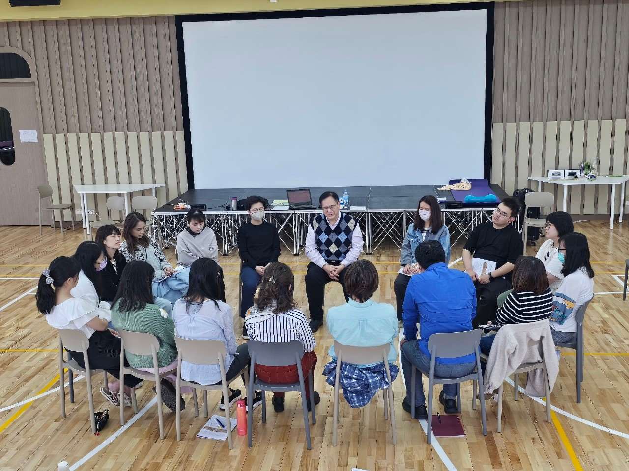 伍博士帶領音樂治療體驗課程