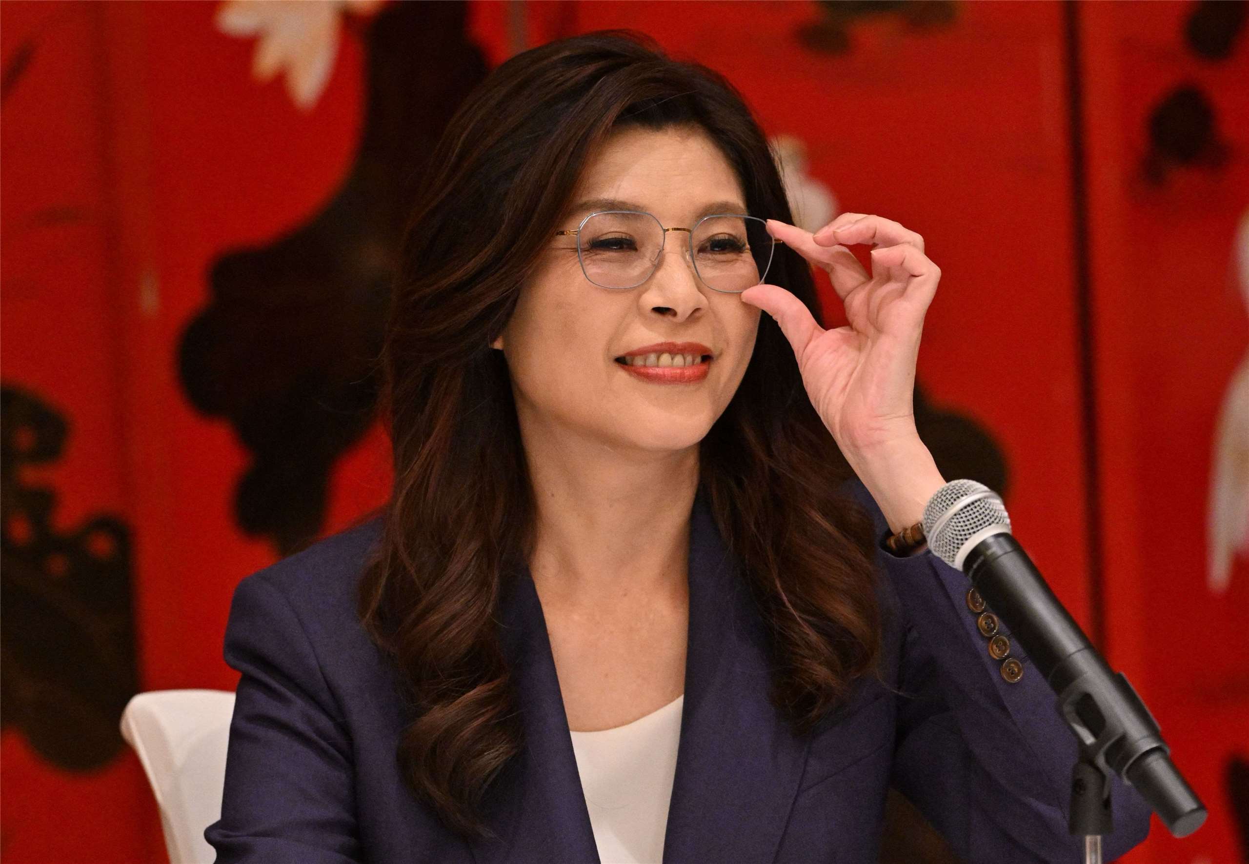 國民黨主席鄭麗文率團訪問中國，10日上午與中共中央總書記習近平會面後，下午在北京中國大飯店舉辦中外記者會。(AFP)