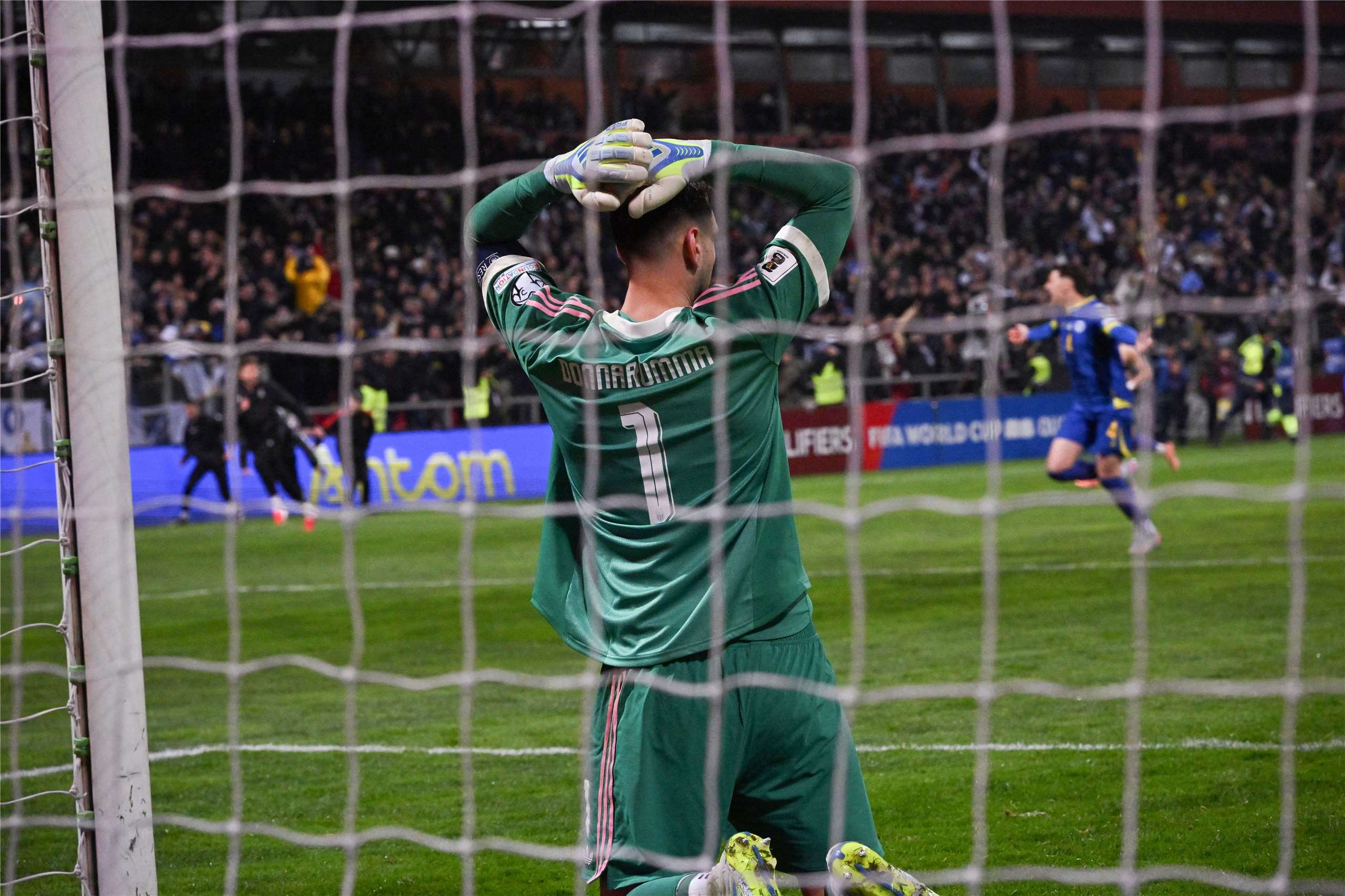 義大利31日在PK大戰落敗，義大利門將多納魯瑪(Gianluigi Donnarumma)在無奈抱頭。(AFP)