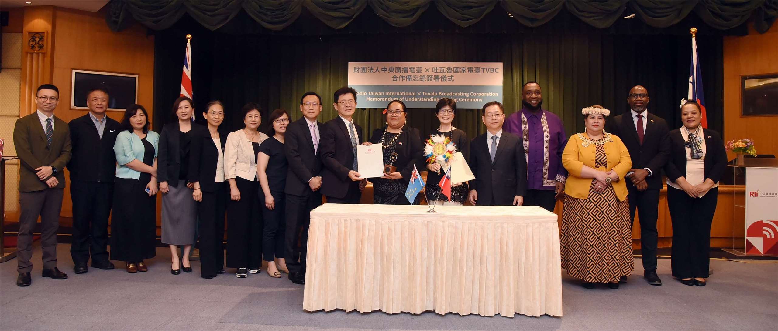 中央廣播電臺與吐瓦魯廣播公司(TVBC)28日簽訂新版MOU。圖為與會貴賓合影。(圖：Rti央廣)