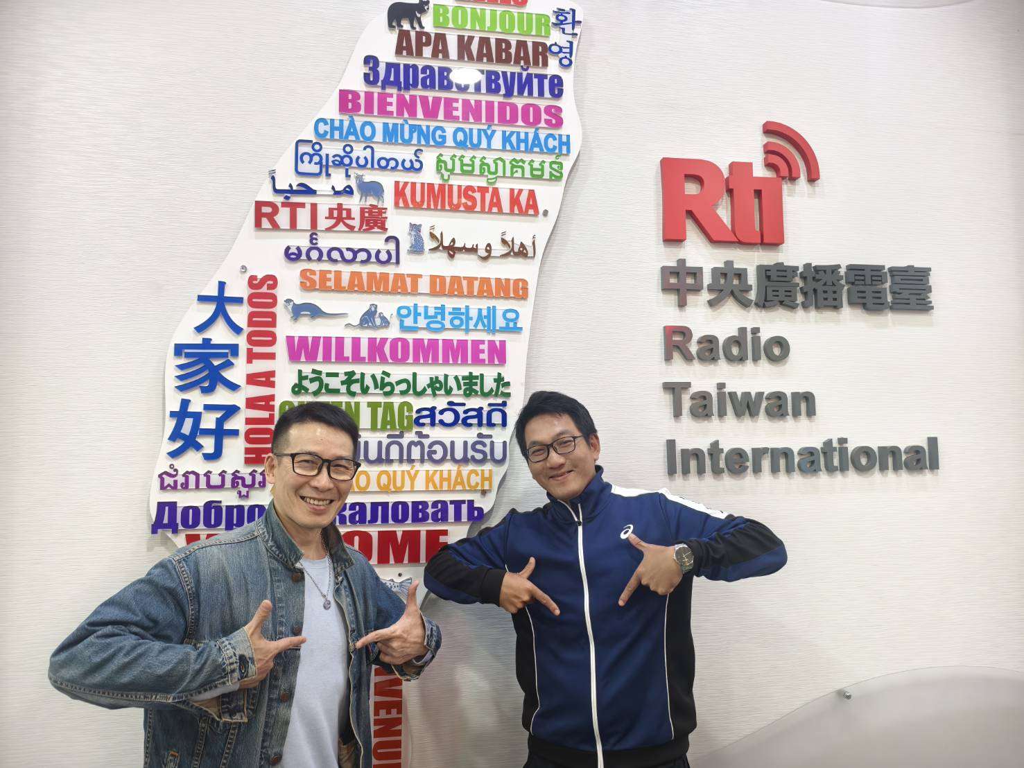 台法合製的改編京戲《公主與她的魔法扇子》，導演彭俊綱(左)、編劇王顗瑞(右)接受央廣專訪。分享製作過程與在法國演出盛況空前點滴。(夏治平攝)