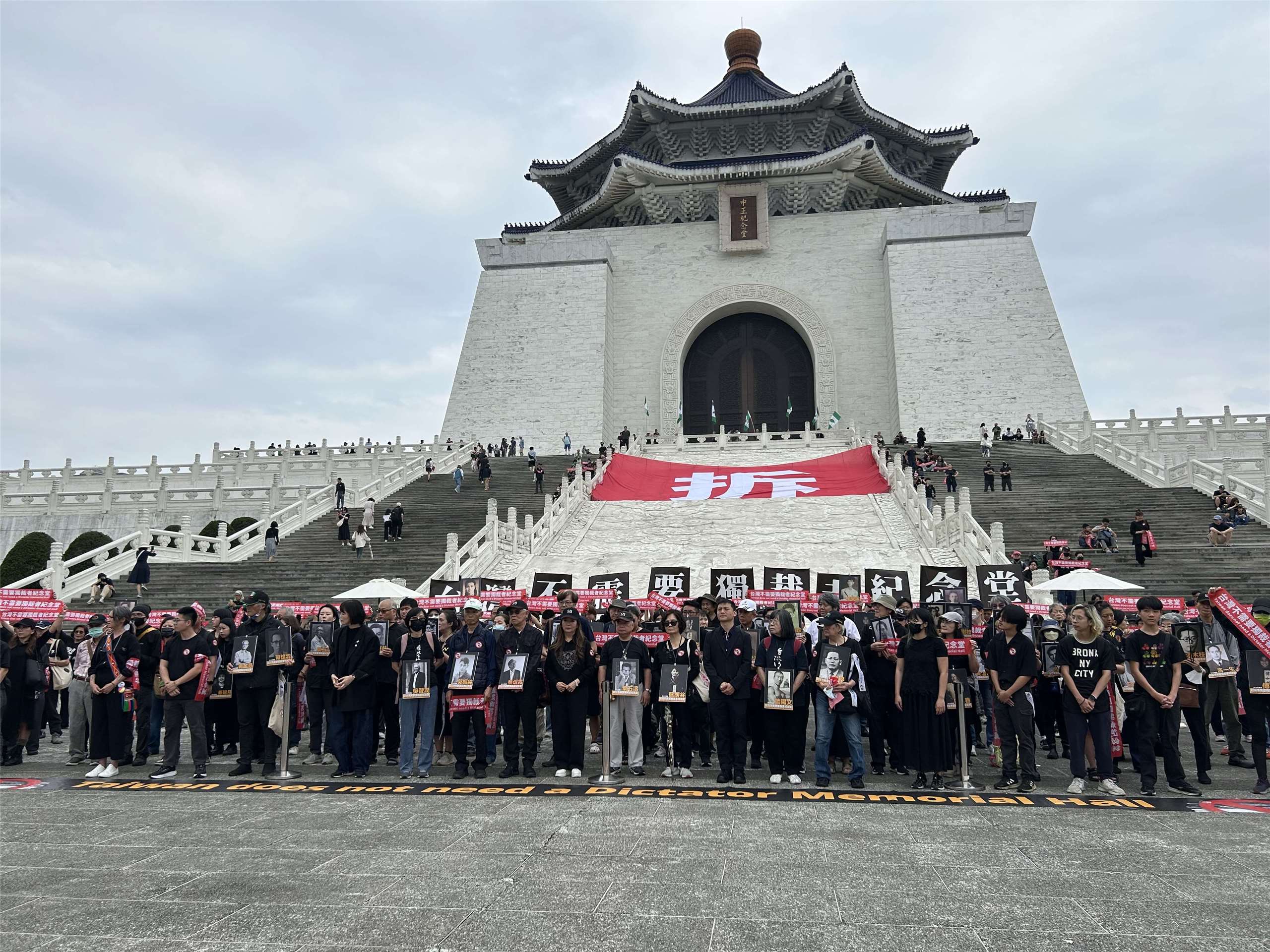 519行動組合及58個民間團體今天(5日)集結在中正紀念堂，發起「台灣不需要獨裁者紀念堂」行動。(趙婉淳 攝)
