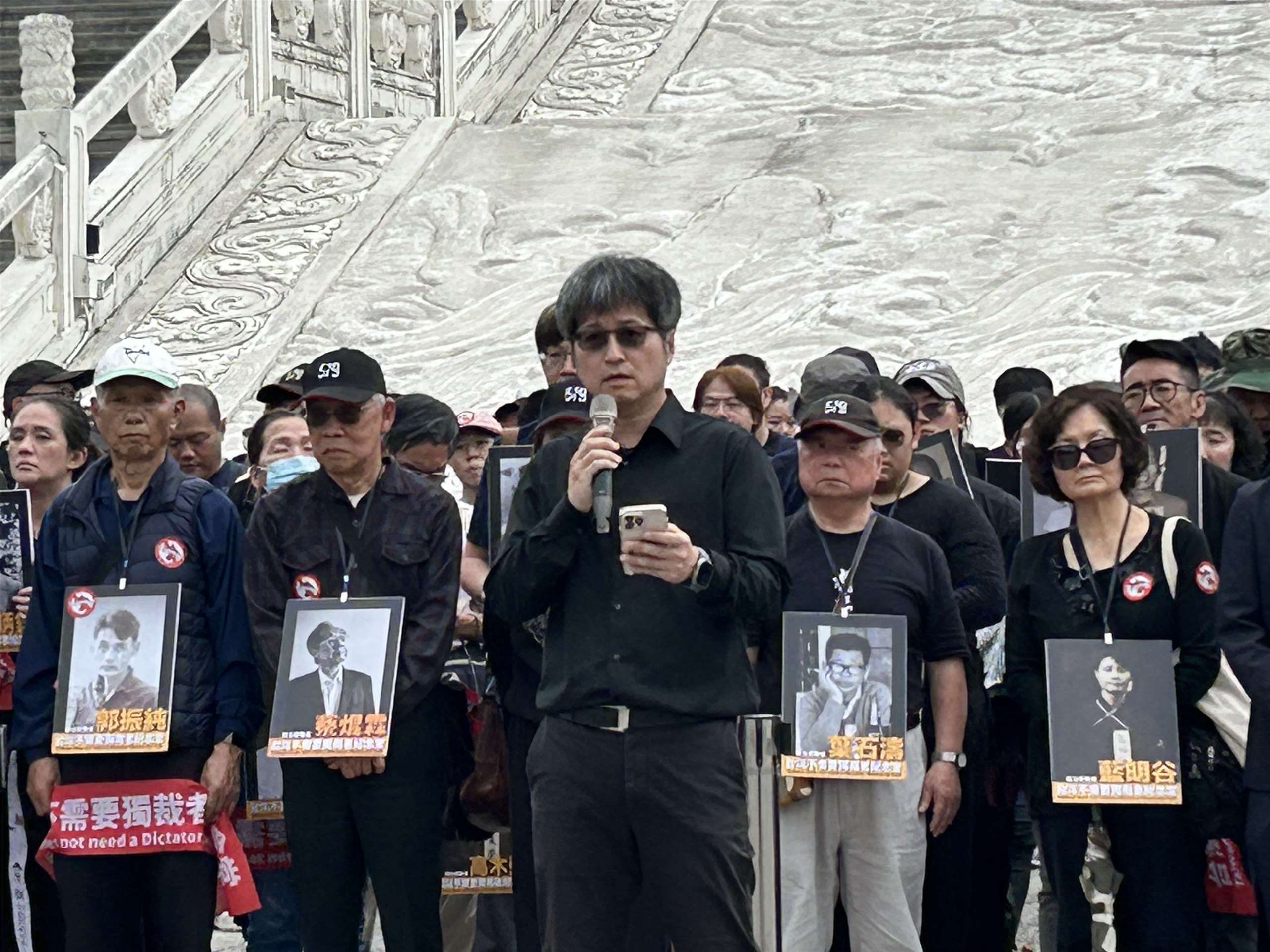 台大歷史系助理教授吳俊瑩(前)今天(5日)出席民團發起的「台灣不需要獨裁者紀念堂」行動。(趙婉淳 攝)