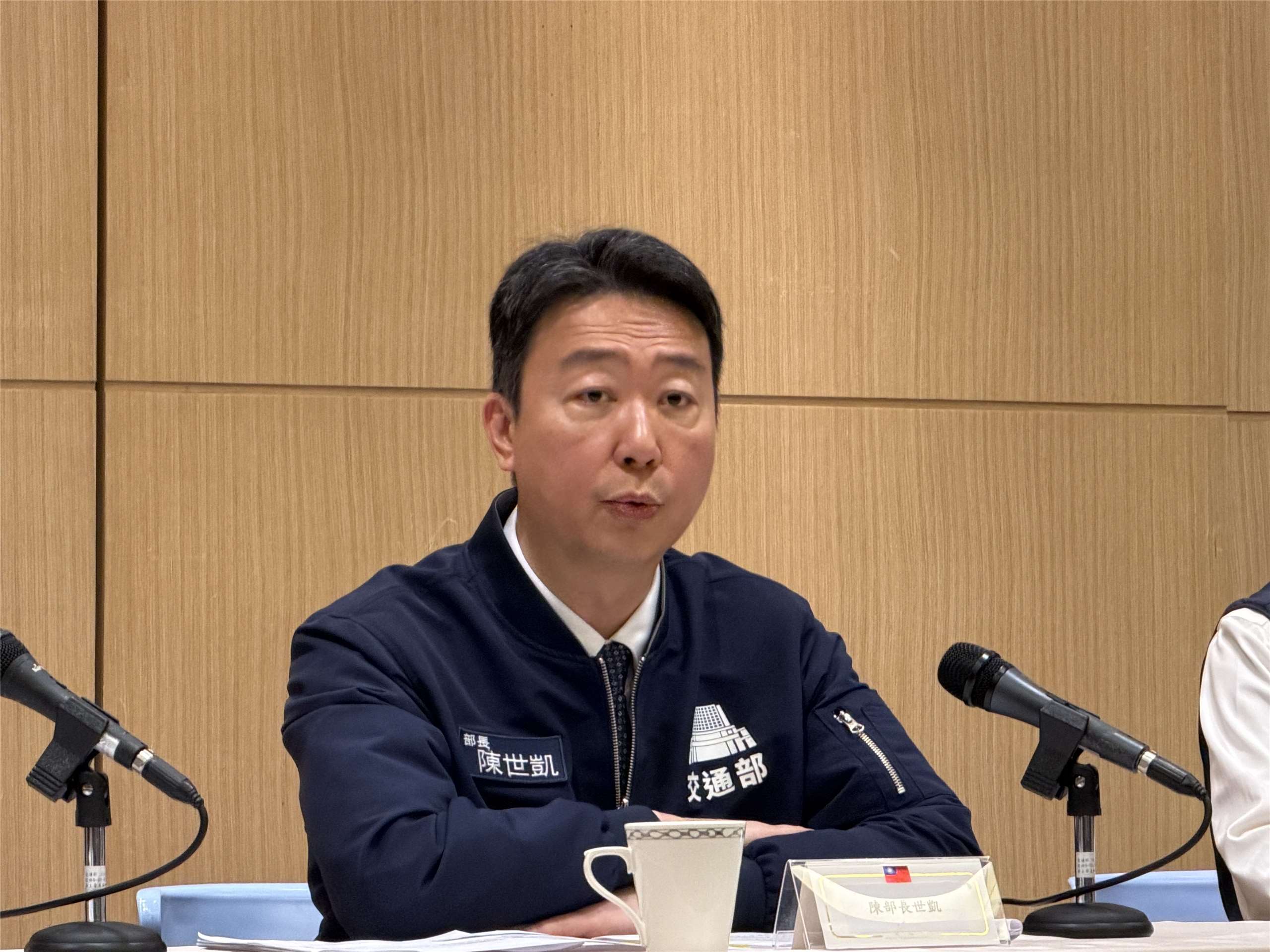 交通部長陳世凱23日指出，交通部將循過往透過「中油卡」補助的方式，針對全台排除純電車以外的9萬輛計程車與多元計程車，每名司機給予新台幣6千元的油價補助。