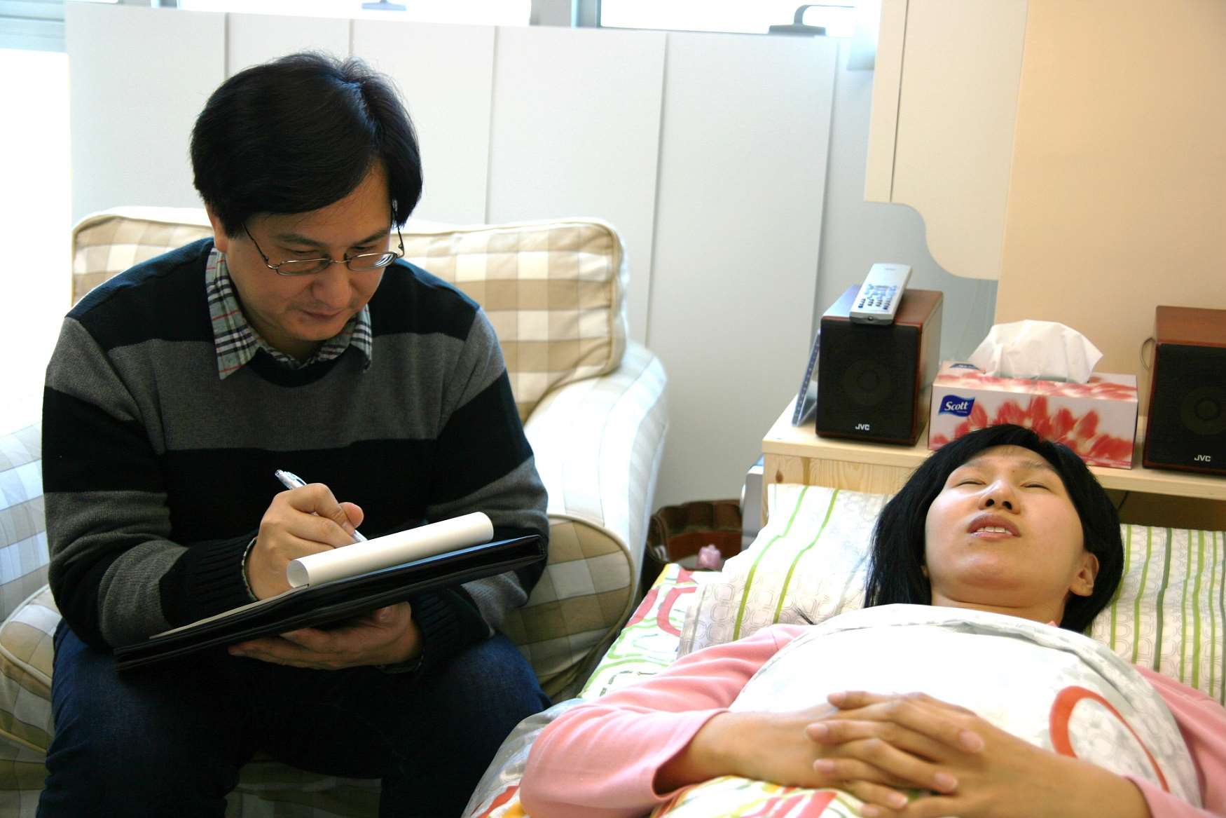 伍博士為一位成年女士進行聆聽式的 GIM 音樂治療