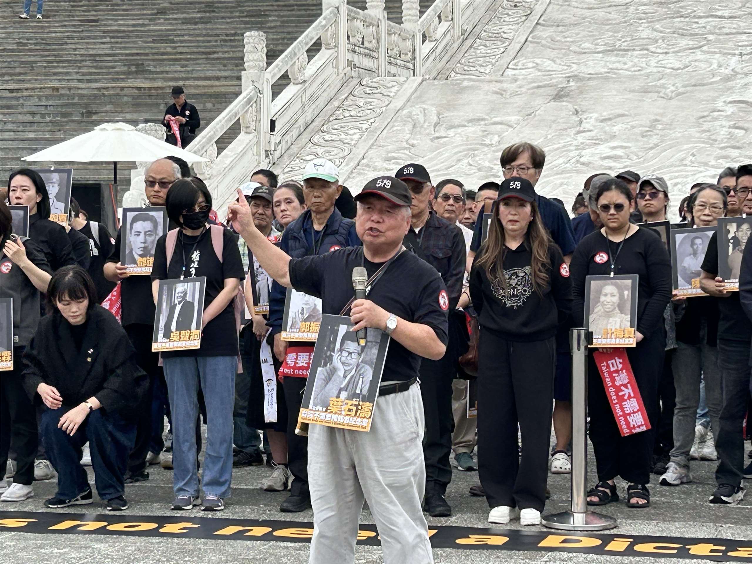 519行動組合及58個民間團體今天(5日)集結在中正紀念堂，發起「台灣不需要獨裁者紀念堂」行動，白色恐怖政治受難者呂昱(前)表示，自詡成功轉型為民主自由的國家，卻讓獨裁者長久坐落在此，這是天大的笑話。(趙婉淳 攝)
