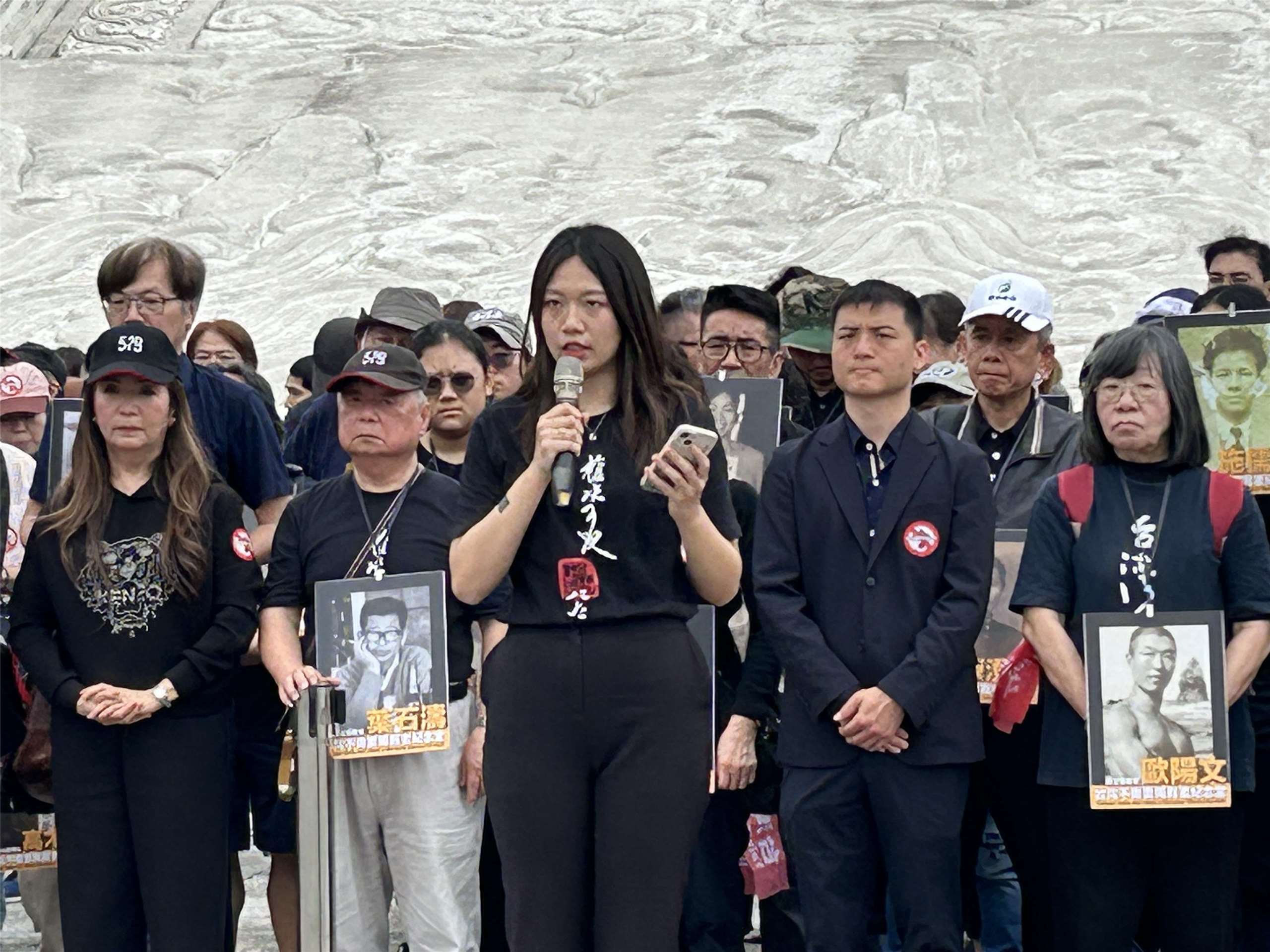 228.0 副執行長張嘉恩(前)今天(5日)出席民團發起的「台灣不需要獨裁者紀念堂行動」致詞時表示，政府拖延中正紀念堂轉型工作，如此沉默與無所作為對於政治受難者也是一種暴力。(趙婉淳 攝)