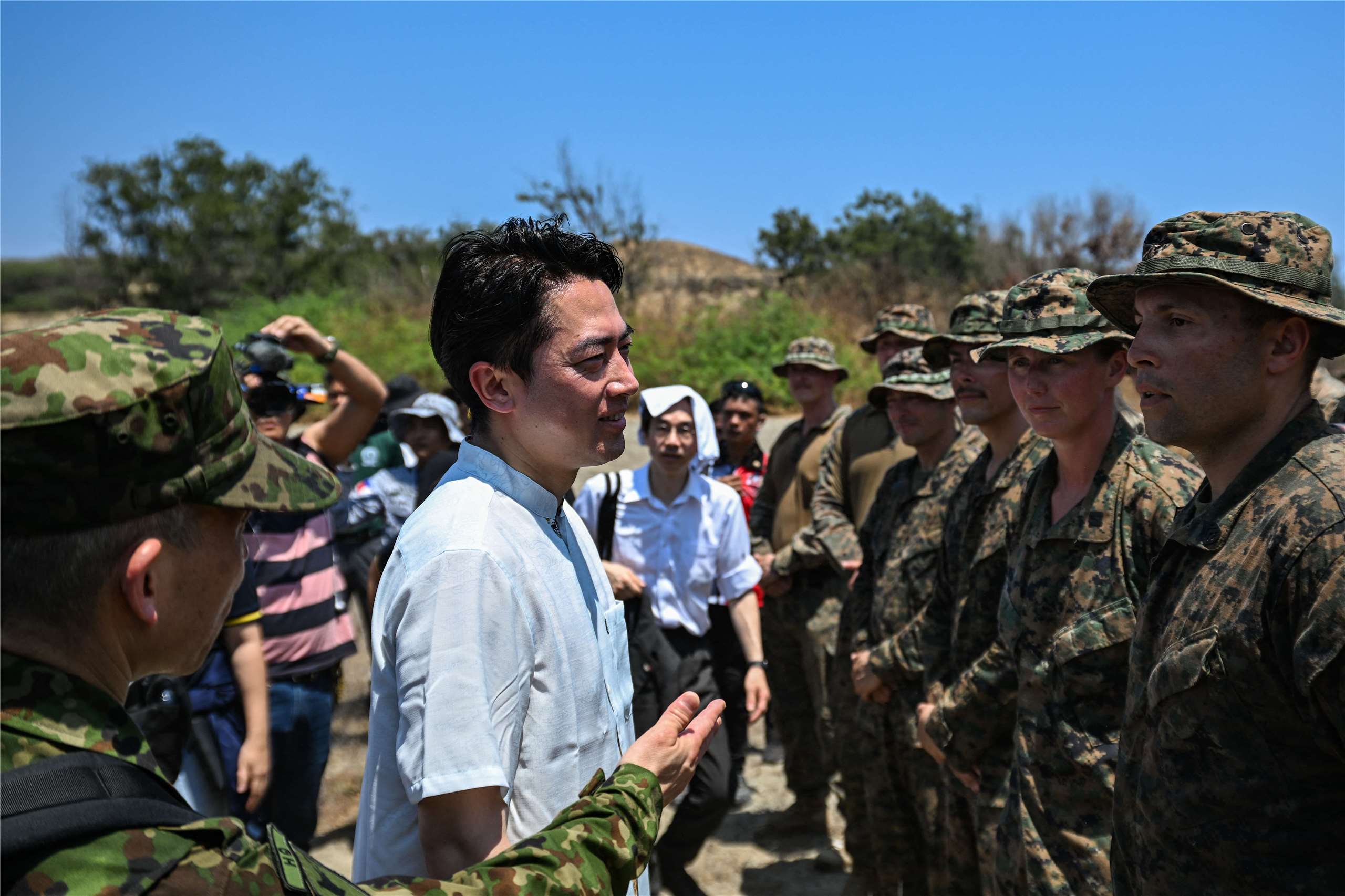 日本防衛大臣小泉進次郎(中)在美國、澳洲、菲律賓和日本軍隊在菲律賓北部舉行的「肩並肩」聯合軍演中視察自衛隊官兵。(AFP)