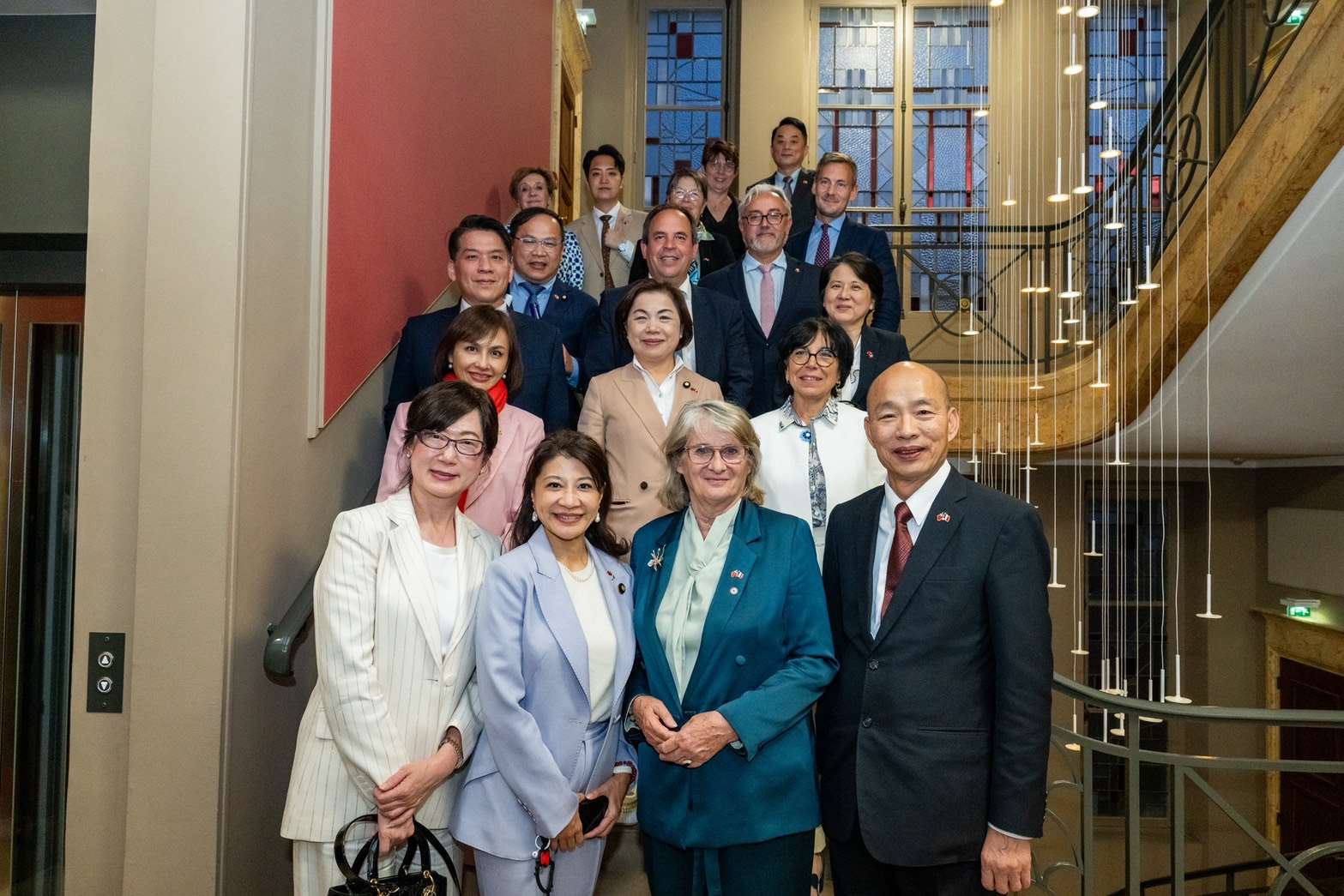 正率團訪問歐洲的立法院長韓國瑜12日下午拜會法國國民議會，並與友台小組主席帕媞斯黛（Marie-Noëlle Battistel）等法國議員交流。（立法院提供）