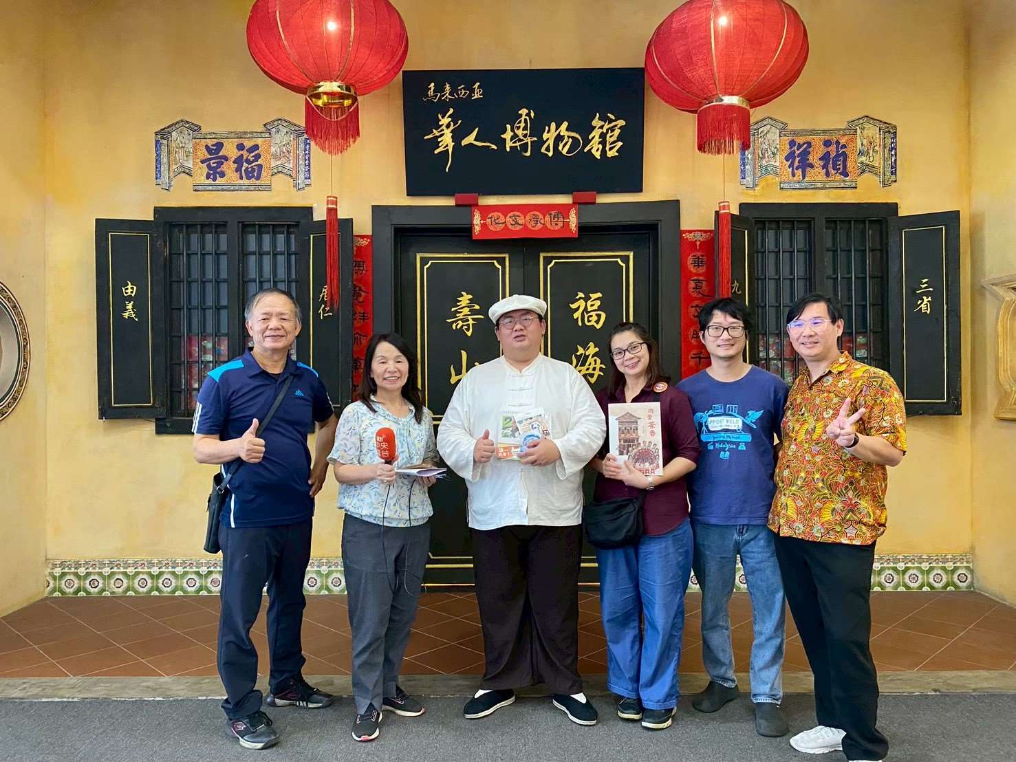 林家豪主任(左三)導覽介紹相當專業