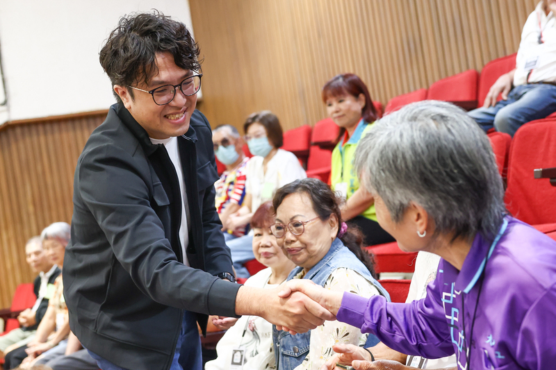 PD
沈伯洋在立法院與北投里民互動（1）
台北市北投區大屯里里民28日到立法院參訪，民進黨
立委沈伯洋（前左）到場與里民互動拉近距離。
中央社記者王騰毅攝  115年4月28日
