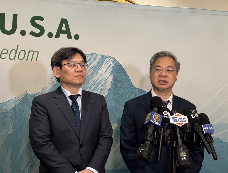 駐美代表處3日舉辦「選擇美國投資高峰會」台灣代表團歡迎酒會，經濟部長龔明鑫（右）、國發會主委葉俊顯（左）會前接受媒體聯訪。