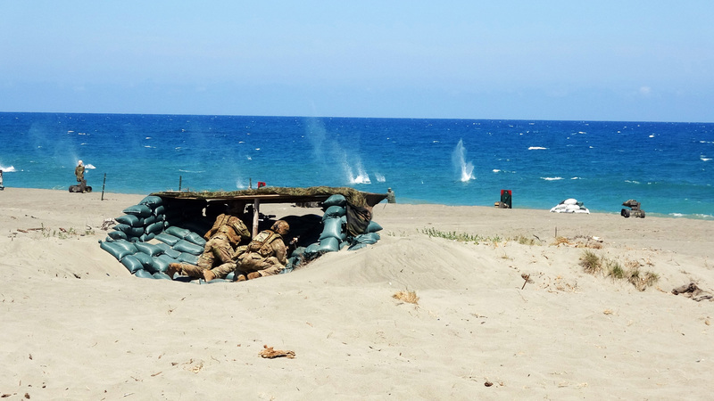 菲美年度大型聯合軍事演習「肩並肩」（Balikatan）4日在呂宋島北部沙灘舉行實彈反登陸科目，在沙灘上實施殲敵。