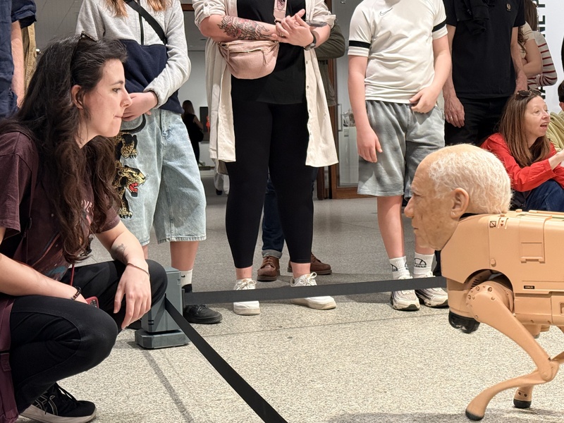 美國數位藝術家Beeple的裝置作品「常規動物」於柏林新國家美術館展出，畢卡索造型機器狗在展場中與觀眾對視、互動，反映過去由重要藝術家決定人們審美的時代，已逐漸被演算法改變。