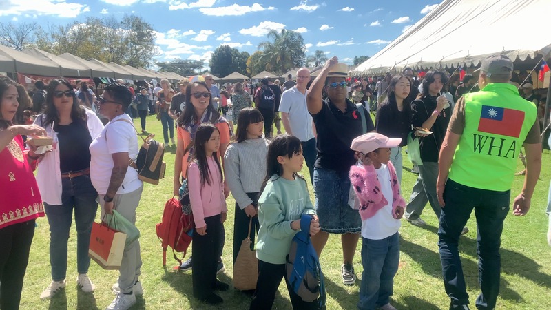 台灣嘉年華活動現場人潮湧現，不同族群民眾參與，展現文化交流氛圍。
