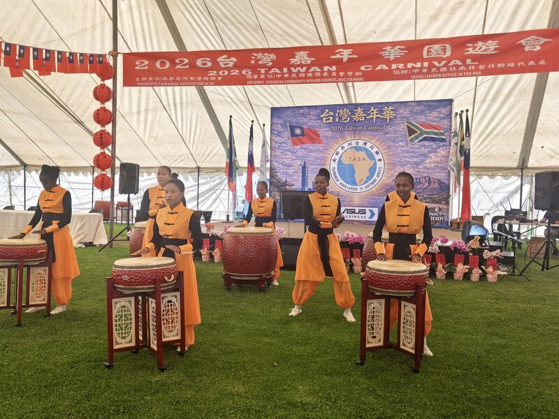 震耳的鼓聲由佛光山南湖寺天龍隊鼓隊演出開場，節奏熱烈，吸引現場民眾觀賞，展現文化表演特色。