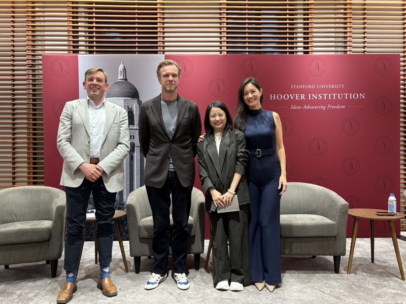台海戰爭劇「零日攻擊」在美國胡佛研究所放映。政治學者祁凱立（左1）、立陶宛前外長藍斯柏吉斯（左2）與製作人鄭心媚（右2）、演員謝怡芬（右1）對談。
（零日文創提供）
