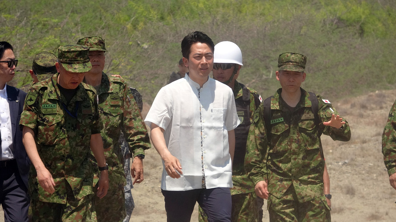 菲美「肩並肩」聯合軍事演習6日舉行海上打擊科目，日本防衛大臣小泉進次郎(中)到場見證。