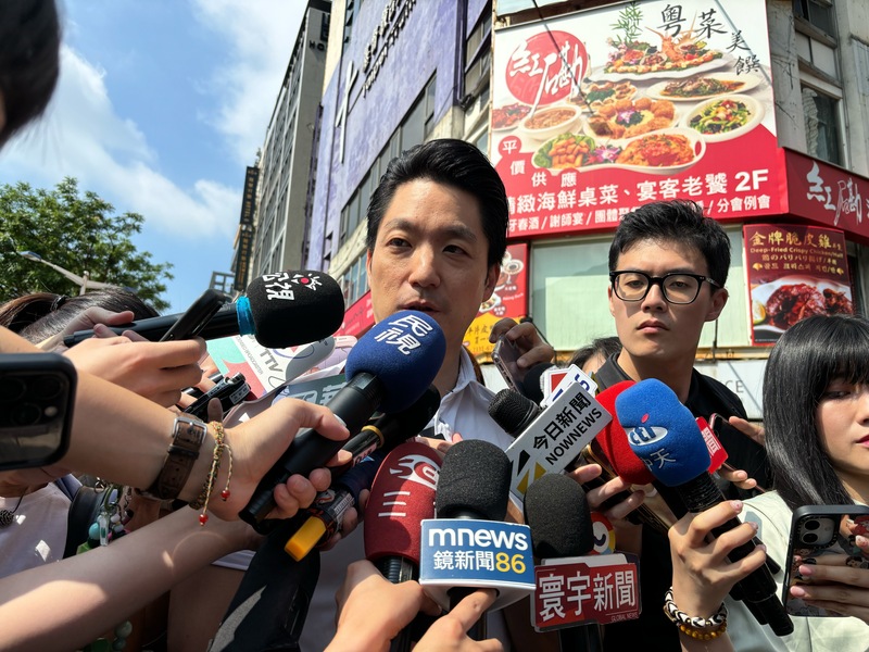 LG
議員要求調查鼠類數量　蔣萬安：近期邀專家討論
社民黨台北市議員苗博雅6日建議市府調查鼠類數
量，以因應鼠患問題；對此，台北市長蔣萬安
（中）7日受訪表示，環保局近期就會邀集專家學者
進行討論。
中央社記者陳昱婷攝　115年5月7日
