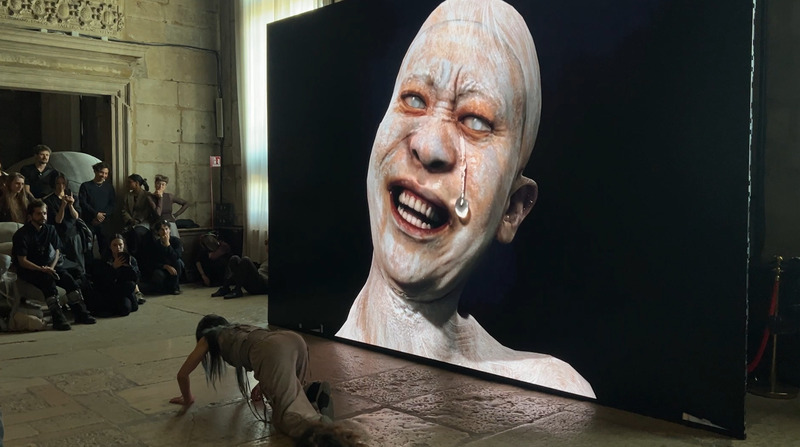 韓國藝術家洪銀珠（Eunju Hong）（螢幕前爬姿者）7日起連續3天在現場表演「當我喜極而泣時，她卻傷心欲絕」。
