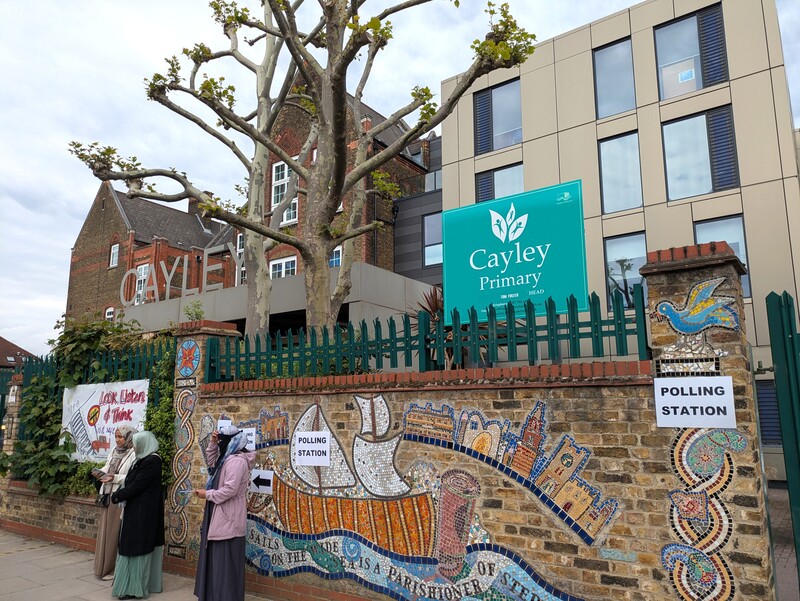 英國7日舉行地方選舉，以學校等空間為投票所，表定投票時間於晚間10時結束，各地連夜開票，至倫敦時間9日凌晨仍未開完。