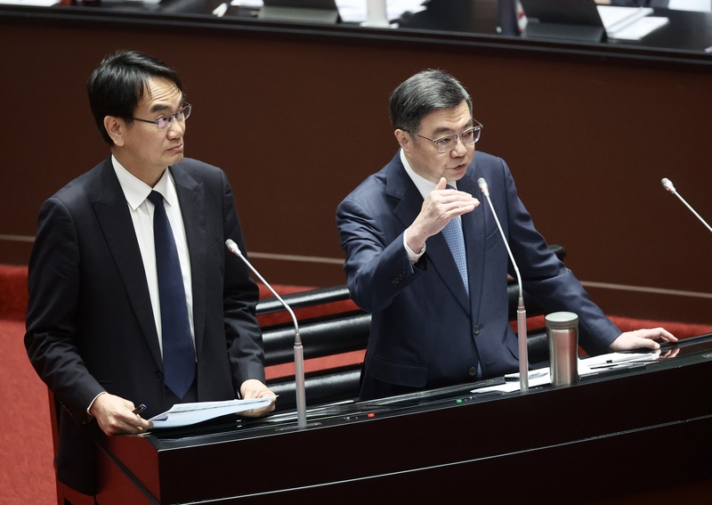 PD
買eSIM擬簡化KYC程序　卓榮泰盼謹慎處理
民眾出國購買eSIM卡，可能衍生資安疑慮，國家通訊
傳播委員會（NCC）將邀請檢警機關、3大電信業者
討論簡便KYC（Know Your Customer）程序的可行
性。行政院長卓榮泰（右）12日在立法院總質詢表
示，在有效打詐的前提下，沒有安全防範措施時，希
望各單位都能謹慎處理。
中央社記者張皓安攝　115年5月12日
