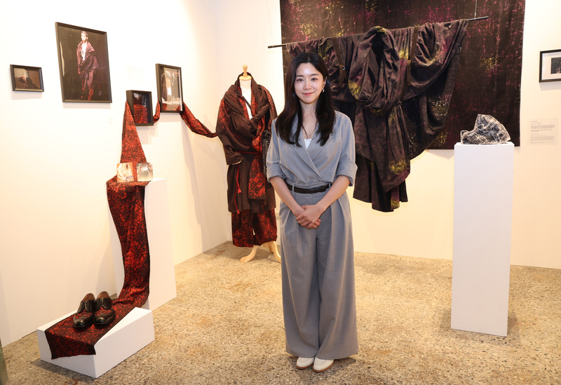 ED
蔦屋松菸店攜手台灣藝術家推出展示企劃
TSUTAYA BOOKSTORE 松菸店即將正式開幕，14日
搶先舉行開幕活動，蔦屋書店特別攜手台灣藝術家暨
設計師C JEAN簡君嫄（圖）推出展示企畫，以「不完
美之美–千年之問」為核心論述。
中央社記者張新偉攝　115年5月14日
