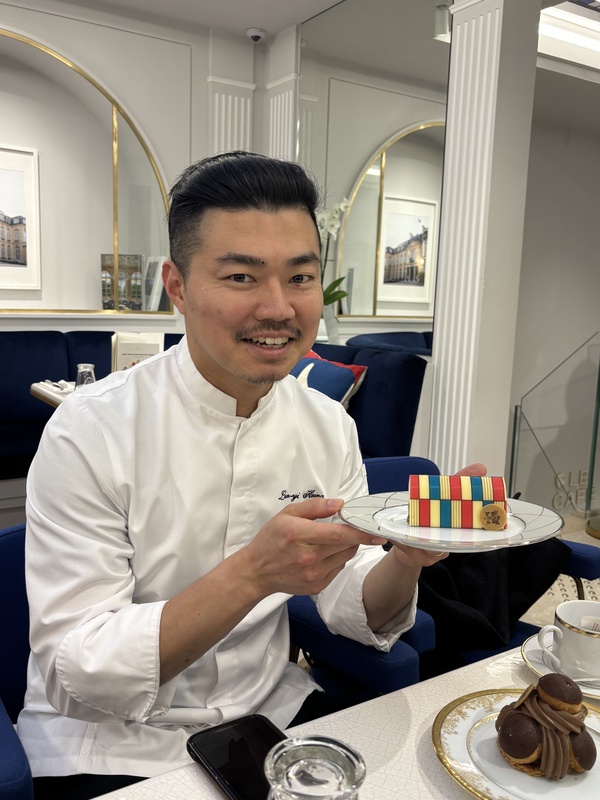 來自台南的行倫邑在法國艾里賽宮擔任甜點主廚，為總統奉獻手藝。
