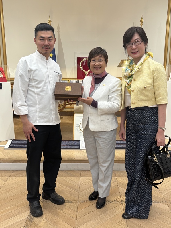 中華民國僑務委員會委員長徐佳青（中）訪法期間，於駐法代表郝培芝（右）安排下，拜訪來自台灣的艾里賽宮甜點主廚行倫邑（左）。